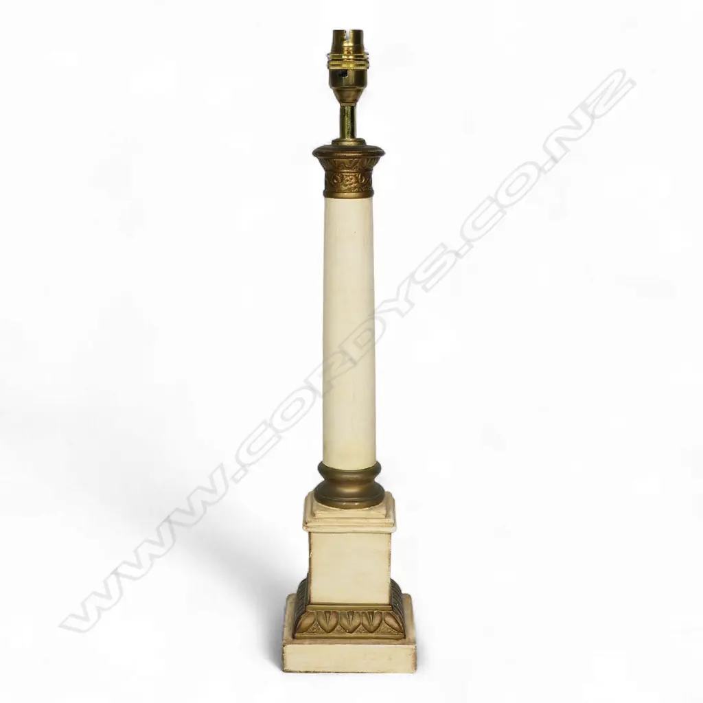 A table lamp and shade, Image 1++
